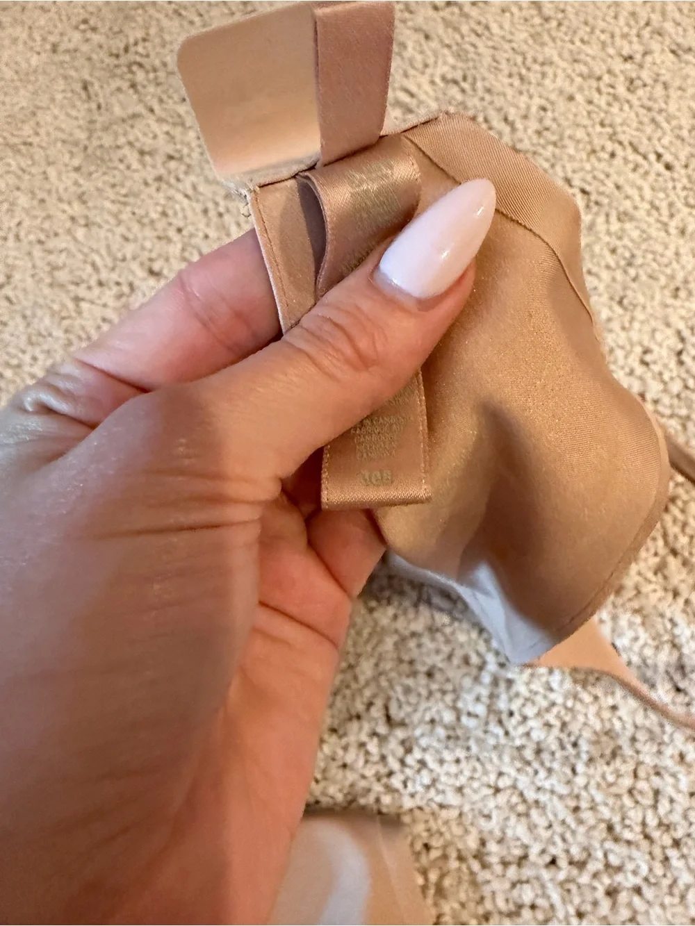 SKIMS Nude Tan Smooth Molded T-Shirt Bra - Picture 2 of 3